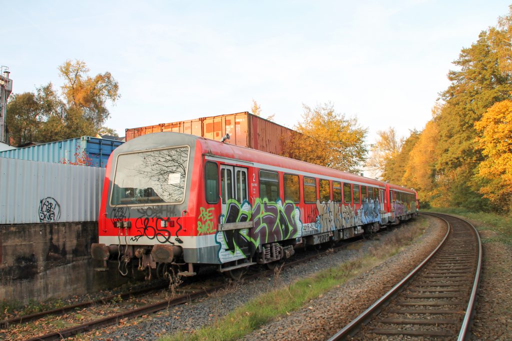 Auf der Kahlgrundbahn warten drei NE81 der Westfrankenbahn auf neue Einsätze, aufgenommen am 31.10.2015.