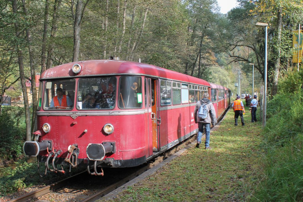 996 677 hält am Haltepunkt Breitenstein auf dem Kuckucksbähnel, aufgenommen am 05.10.2014.