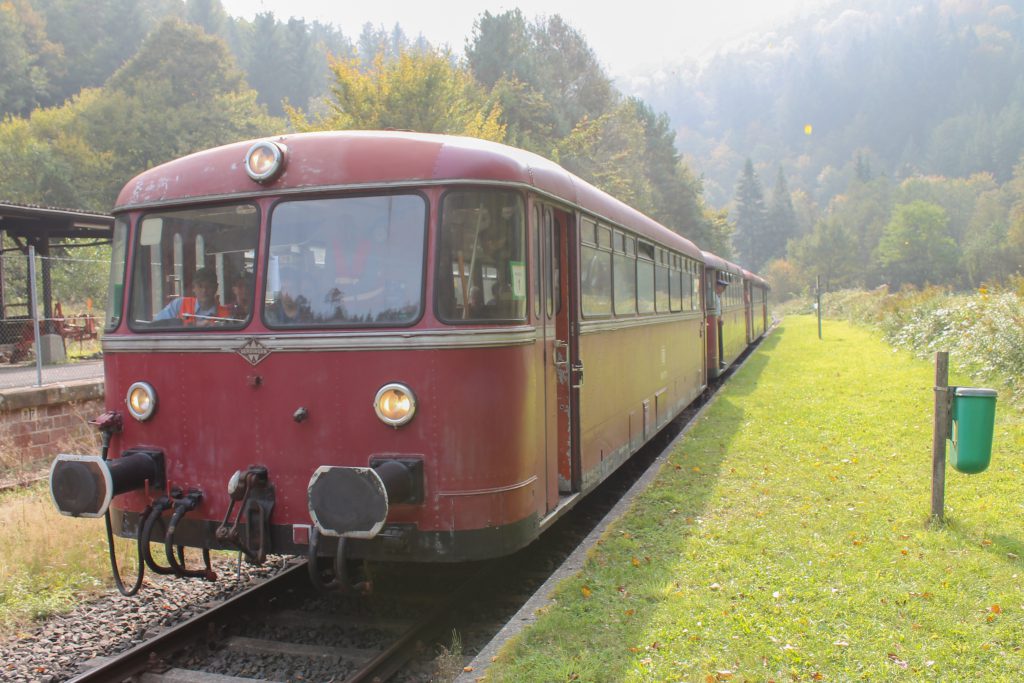 996 677 hält in Helmbach auf dem Kuckucksbähnel, aufgenommen am 05.10.2014.