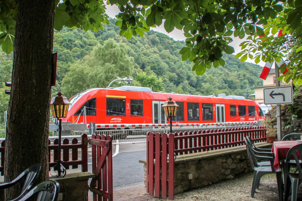 Ein LINT der DB überquert den Bahnübergang in Balduinstein auf der Lahntalbahn, aufgenommen am 24.07.2016.