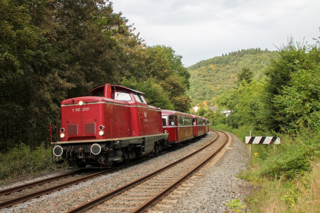 V100 2091, 796 785, 998 271, 998 172 und 796 784 bei Friedrichssegen auf der Lahntalbahn, aufgenommen am 28.08.2016.