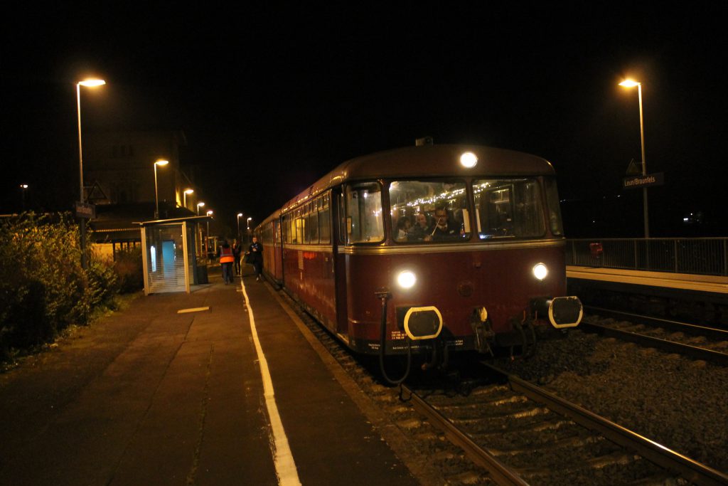 798 829 hält im Lahnbahnhof in Leun auf der Lahntalbahn, aufgenommen am 04.12.2014.