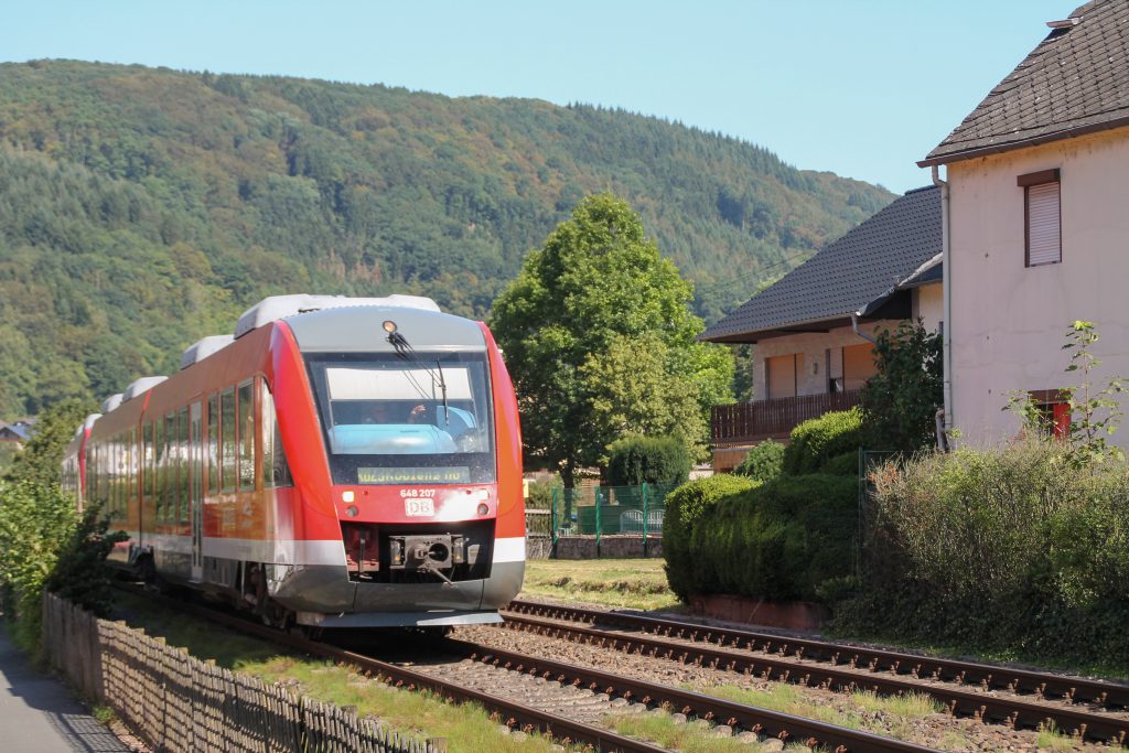 648 207 durcheilt Miellen auf der Lahntalbahn, aufgenommen am 28.08.2016.