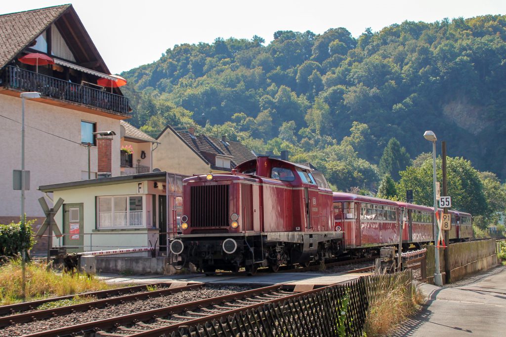 V100 2091, 796 784, 998 172, 998 271 und 796 785 am Posten 55 in Miellen auf der Lahntalbahn, aufgenommen am 28.08.2016.