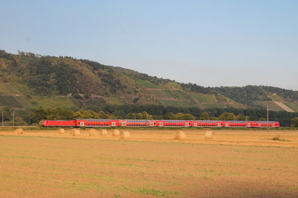 Eine 146 mit einem Zug aus Doppelstockwagen bei Namedy auf der linken Rheinstrecke, aufgenommen am 27.08.2016.