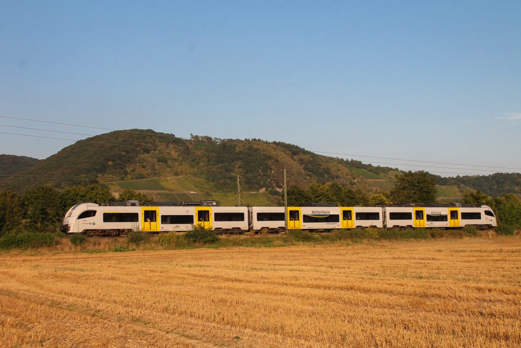 Ein 460 der Trans-Regio bei Namedy auf der linken Rheinstrecke, aufgenommen am 27.08.2016.