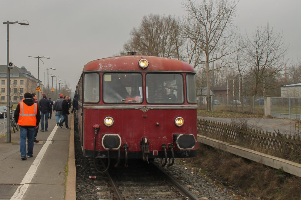 996 677 am Haltepunkt Erdkauter Weg in Gießen, aufgenommen am 04.12.2014.