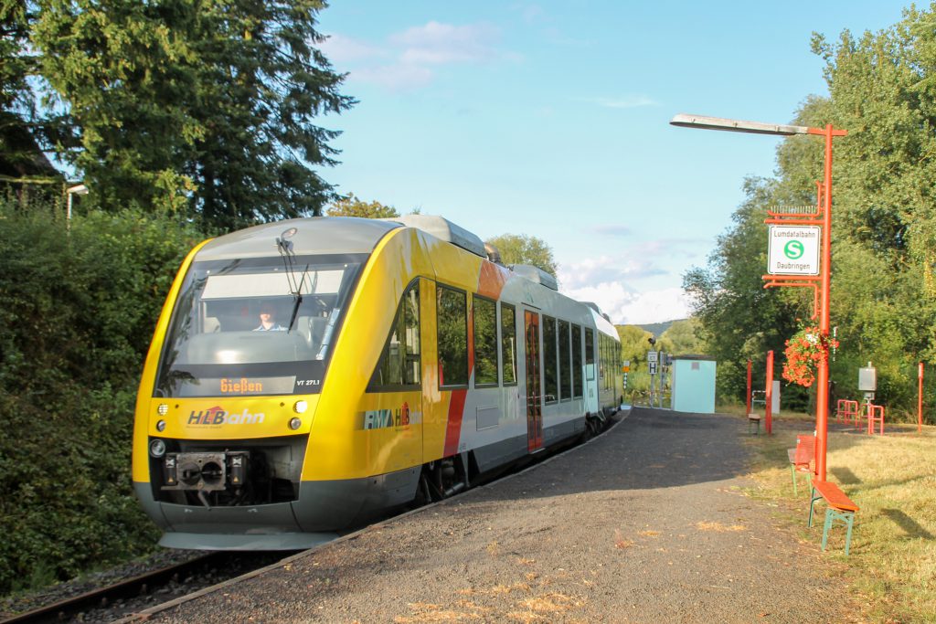 648 011 hält am Haltepunkt in Daubringen auf der Lumdatalbahn, aufgenommen am 04.09.2016.