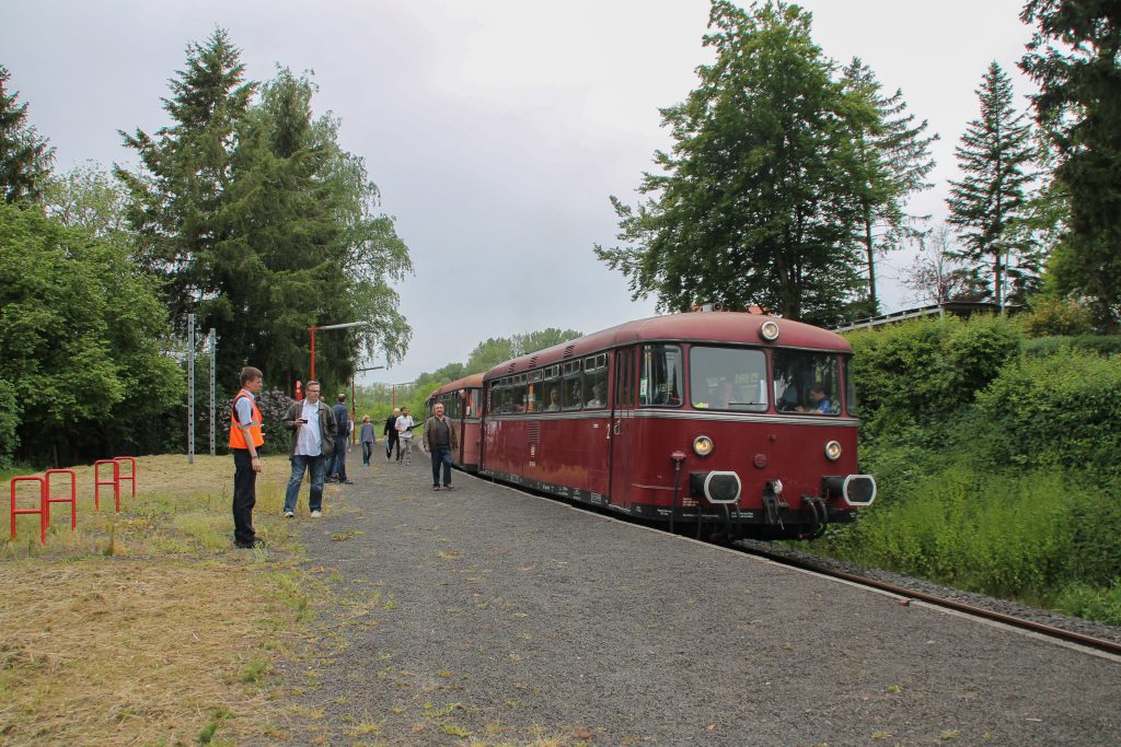 798 829, 996 310 und 996 677 der OEF halten am Haltepunkt Daubringen auf der Lumdatalbahn, aufgenommen am 25.05.2015.