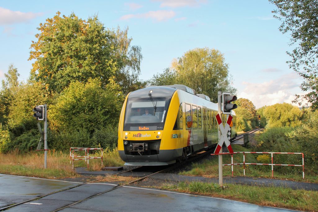 648 011 am Bahnübergang in Daubringen auf der Lumdatalbahn, aufgenommen am 04.09.2016.