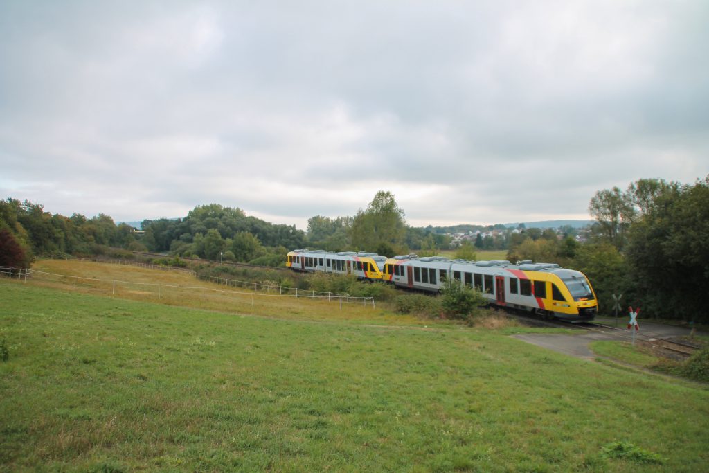 648 027 und 648 021 der HLB an einem unbeschranktem Bahnübergang bei Daubringen auf der Lumdatalbahn, aufgenommen am 09.10.2016.