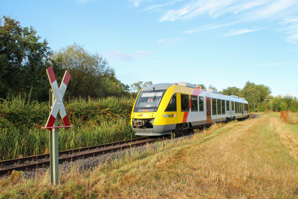 648 011 an einem unbeschranktem Bahnübergang in Daubringen auf der Lumdatalbahn, aufgenommen am 04.09.2016.