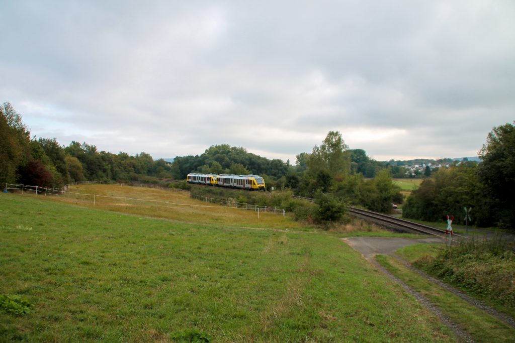 648 027 und 648 021 der HLB im Feld bei Daubringen auf der Lumdatalbahn, aufgenommen am 09.10.2016.