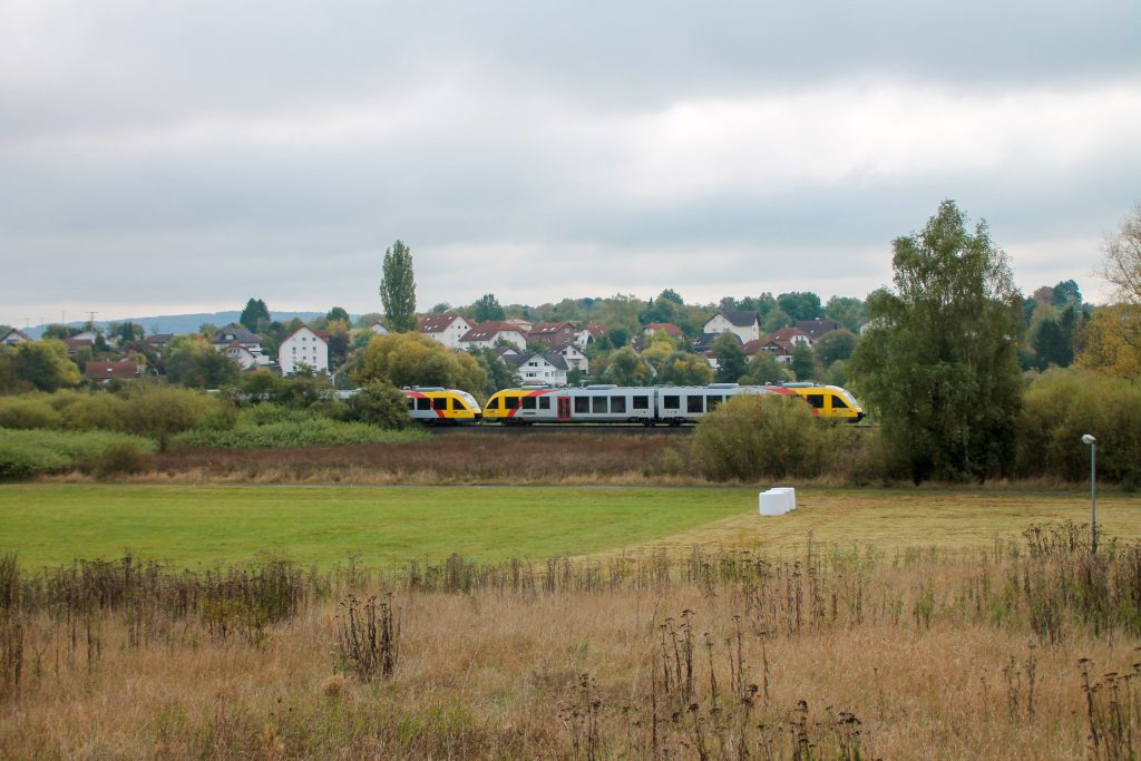 648 027 und 648 021 der HLB bei Daubringen auf der Lumdatalbahn, aufgenommen am 09.10.2016.