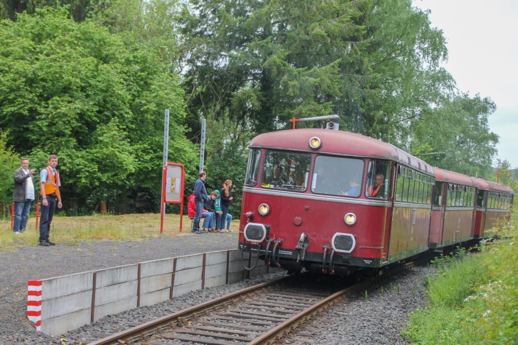 798 829, 996 310 und 996 677 halten am Haltepunkt Daubringen auf der Lumdatalbahn, aufgenommen am 25.05.2015.