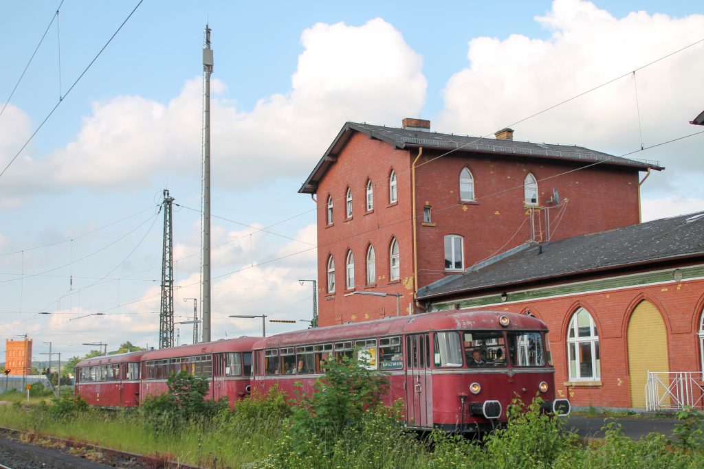 996 677, 996 310 und 798 829 halten im Bahnhof Lollar, aufgenommen am 25.05.2015.