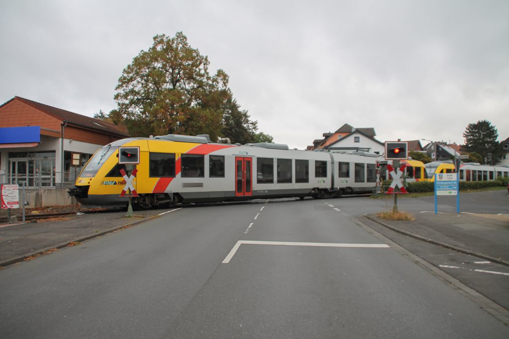 648 027 und 648 021 der HLB überqueren den Bahnübergang in Lollar auf der Lumdatalbahn, aufgenommen am 09.10.2016.