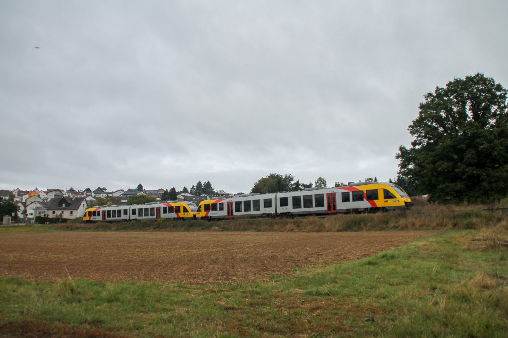 648 021 und 648 027 der HLB bei Lollar auf der Lumdatalbahn, aufgenommen am 09.10.2016.