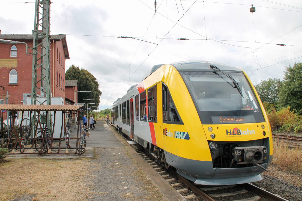 648 011 steht im Bahnhof Lollar, aufgenommen am 04.09.2016.