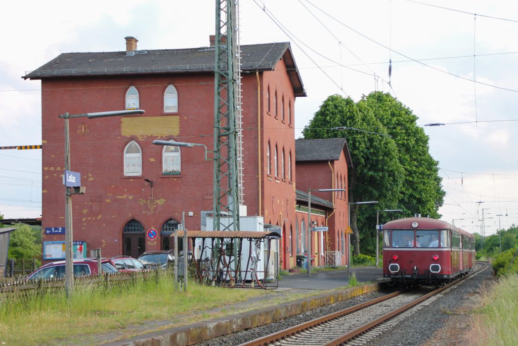 996 677, 996 310 und 798 829 der OEF halten im Bahnhof Lollar, aufgenommen am 25.05.2015.