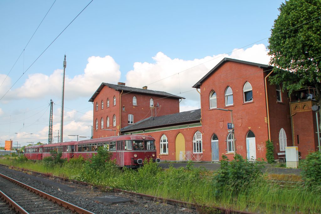 996 677, 996 310 und 798 829 halten vor dem Bahnhofsgebäude in Lollar, aufgenommen am 25.05.2015.