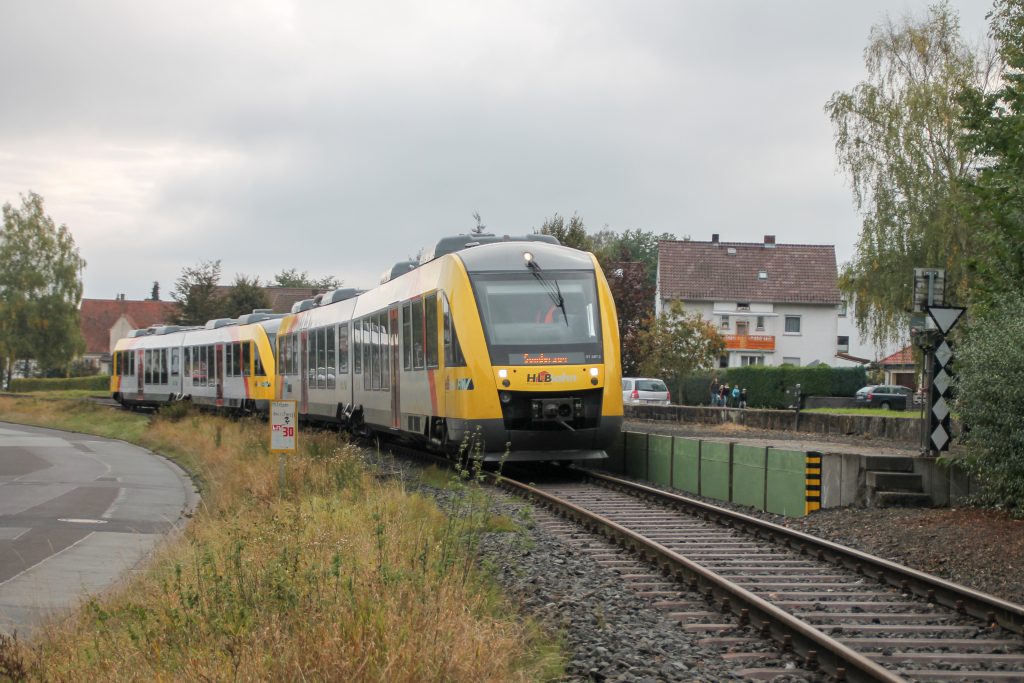 648 027 und 648 021 der HLB am Haltepunkt in Mainzlar auf der Lumdatalbahn, aufgenommen am 09.10.2016.