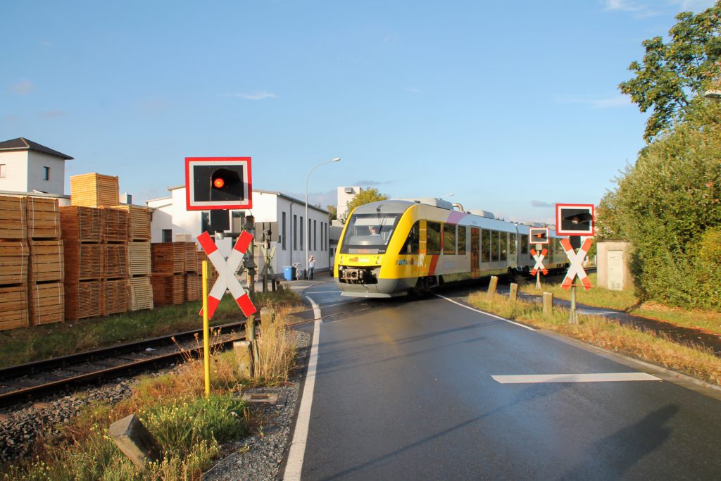 648 011 am Bahnübergang am Palettenwerk in Mainzlar auf der Lumdatalbahn, aufgenommen am 04.09.2016.