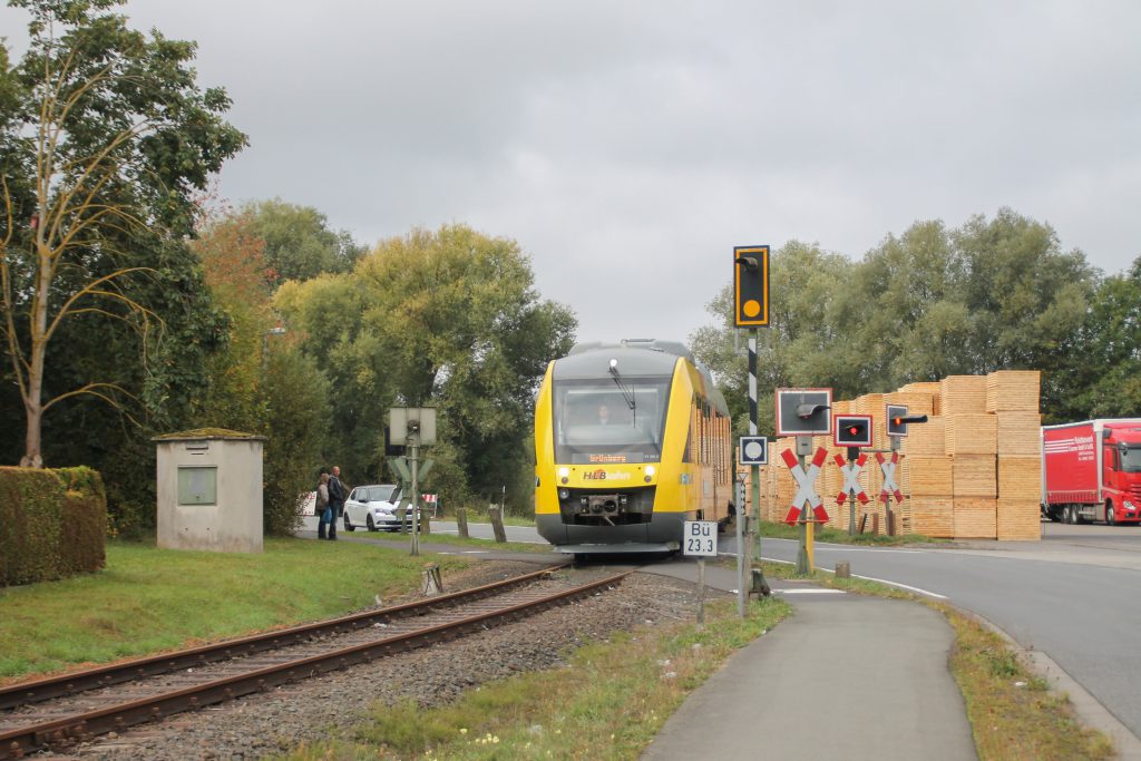 648 021 und 648 027 der HLB überqueren einen Bahnübergang in Mainzlar auf der Lumdatalbahn, aufgenommen am 09.10.2016.