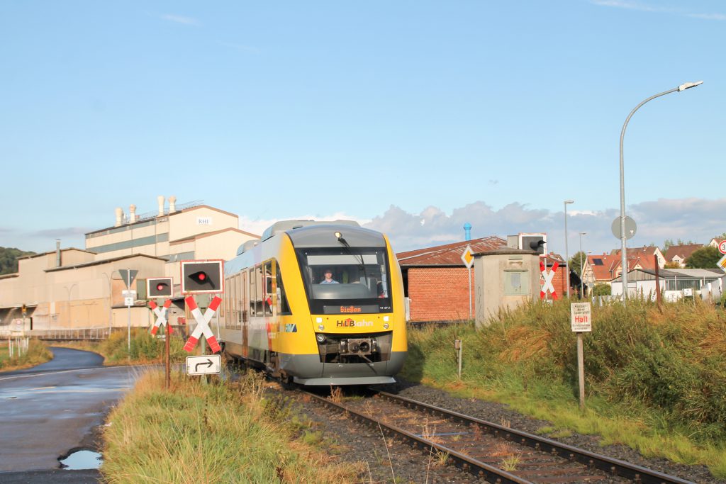 648 011 am Bahnübergang an den Didier-Werken in Mainzlar auf der Lumdatalbahn, aufgenommen am 04.09.2016.