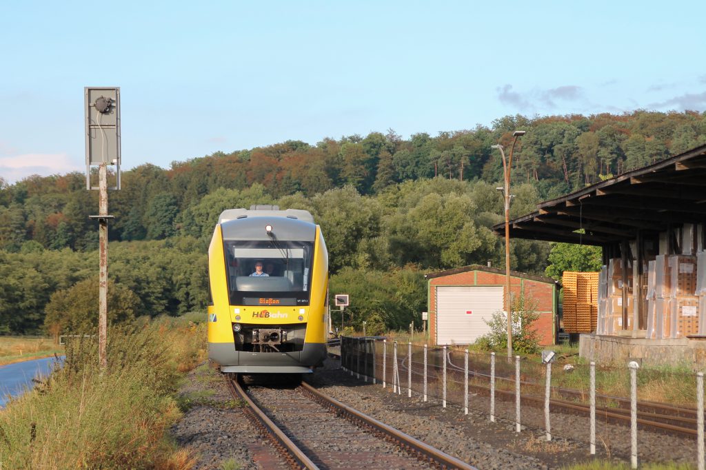 648 011 am Lokschuppen der Didier-Werke in Mainzlar auf der Lumdatalbahn, aufgenommen am 04.09.2016.