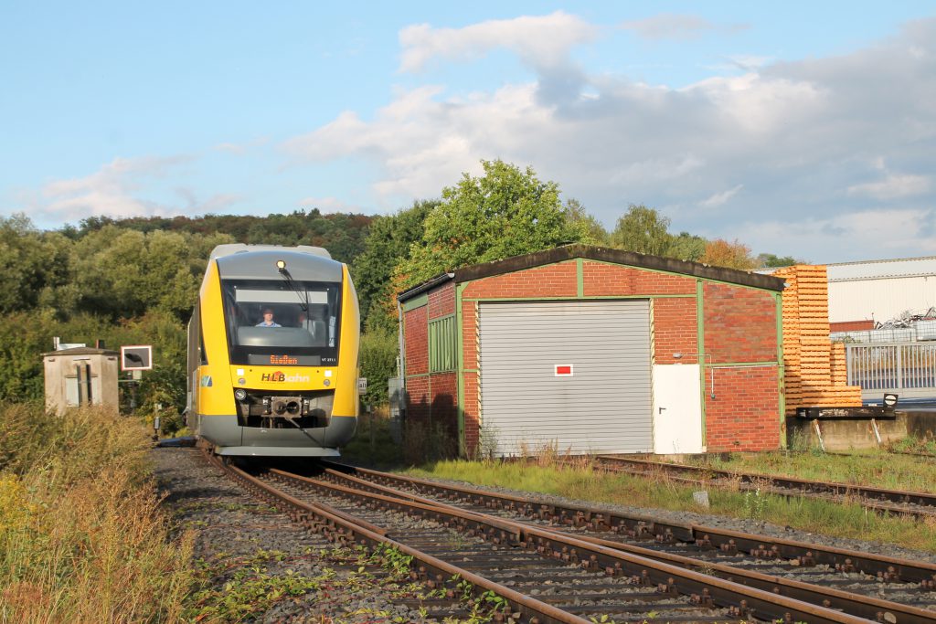 648 011 überquert den Bahnübergang am Streckenende der Lumdatalbahn in Mainzlar, aufgenommen am 04.09.2016.