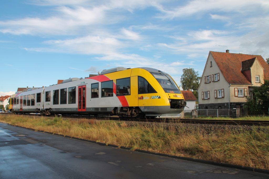 648 011 durchquert Mainzlar auf der Lumdatalbahn, aufgenommen am 04.09.2016.