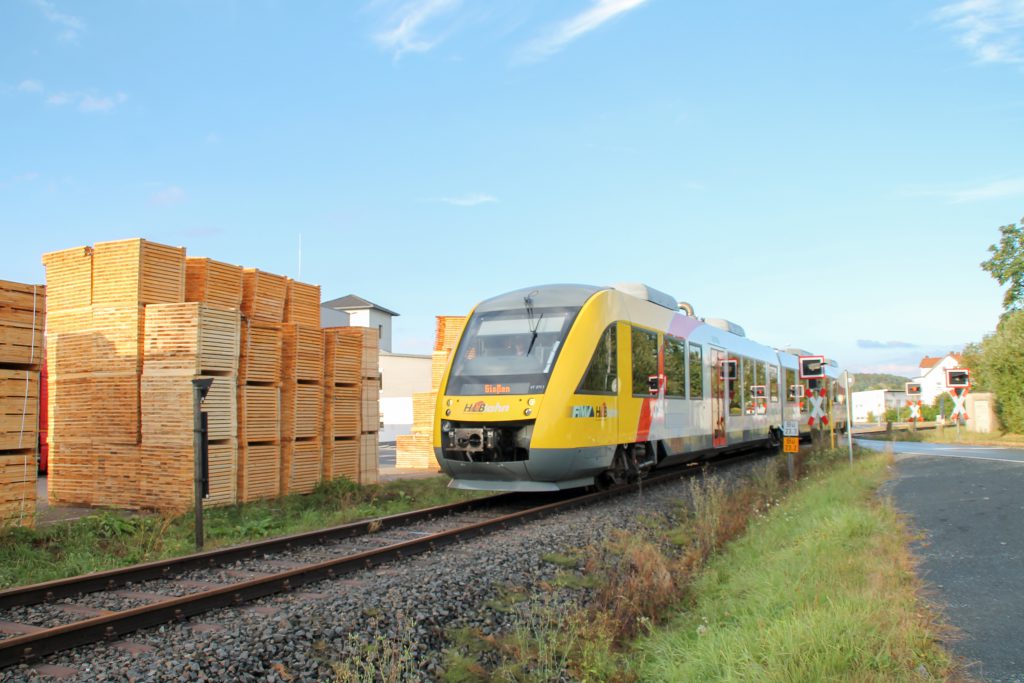 648 011 verlässt den Bahnübergang am Palettenwerk in Mainzlar auf der Lumdatalbahn, aufgenommen am 04.09.2016.