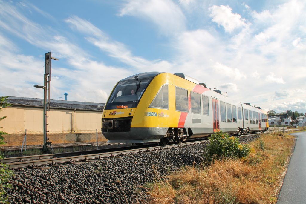 648 011 an einem Überwachungssignal in Mainzlar auf der Lumdatalbahn, aufgenommen am 04.09.2016.