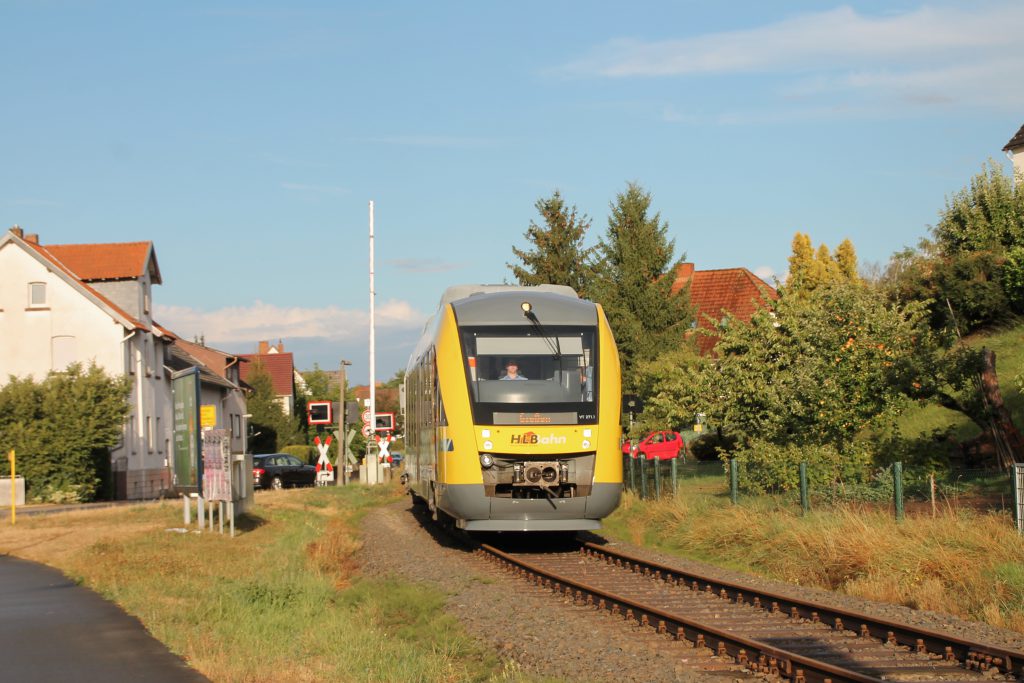 648 011 zwischen den beiden Bahnübergängen in Mainzlar auf der Lumdatalbahn, aufgenommen am 04.09.2016.