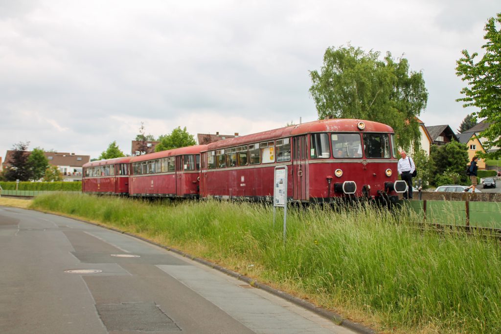 996 677, 996 310 und 798 829 der OEF halten am Haltepunkt Mainzlar auf der Lumdatalbahn, aufgenommen am 25.05.2015.