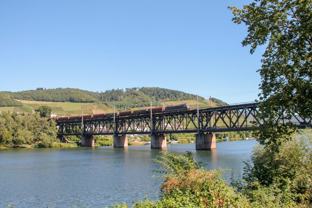 185 551 auf der Doppelstockbrücke bei Bullay auf der Moselstrecke, aufgenommen am 24.08.2016.