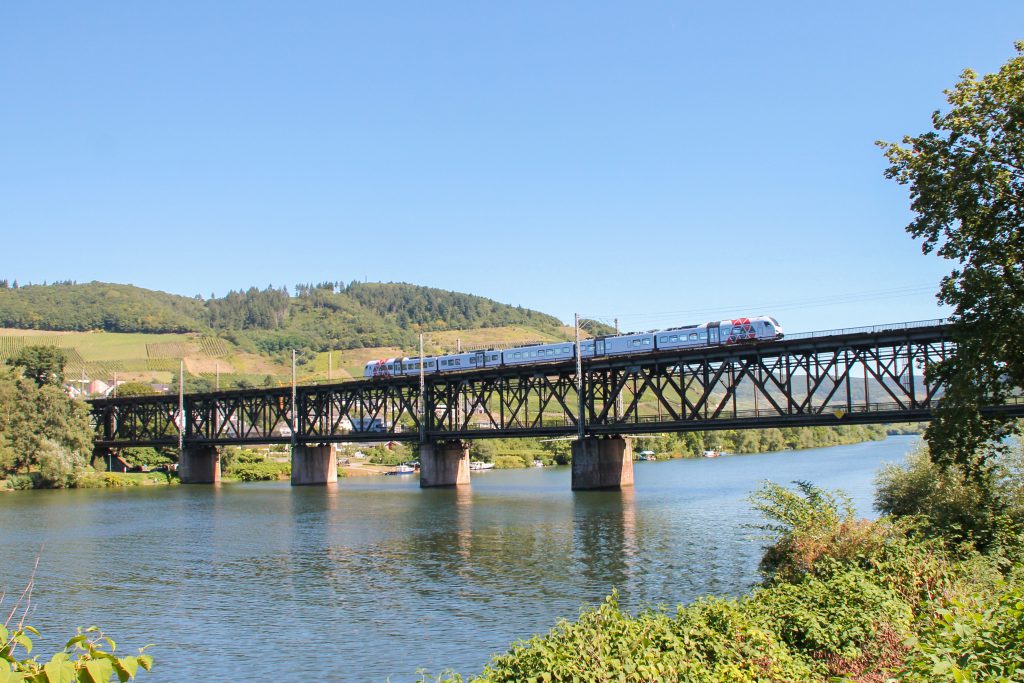 Ein 429 auf der Doppelstockbrücke bei Bullay auf der Moselstrecke, aufgenommen am 24.08.2016.