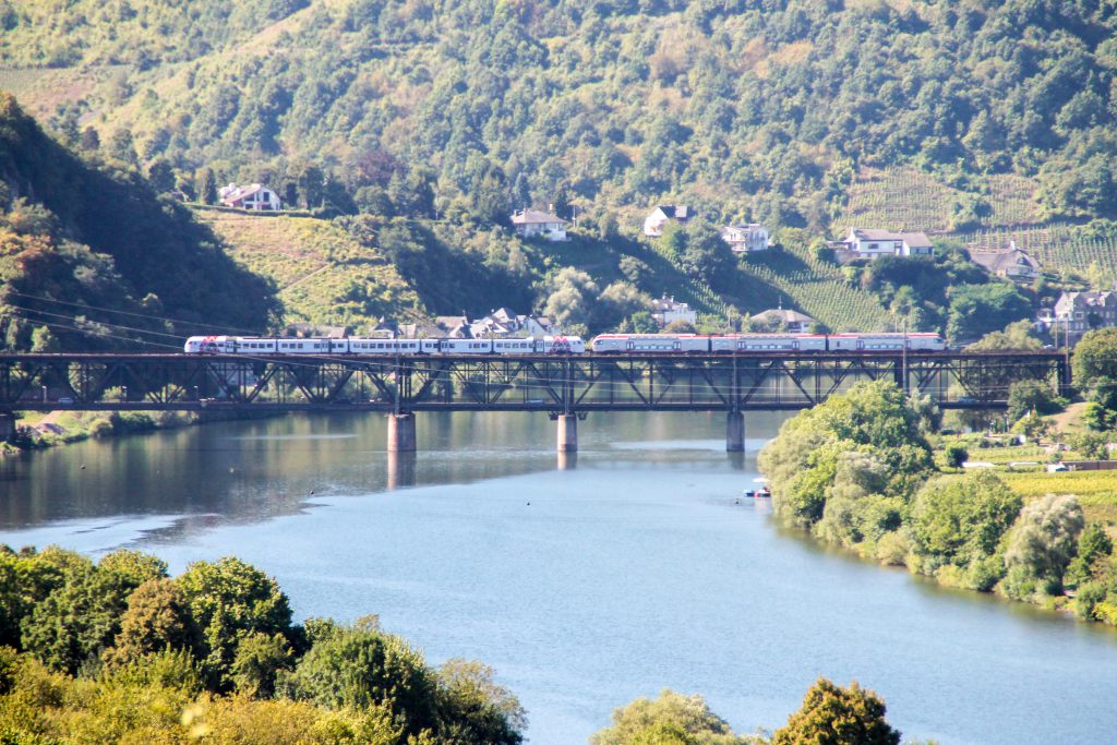 Ein FLIRT der DB und ein KISS der CFL auf der Doppelstockbrücke bei Bullay auf der Moselstrecke, aufgenommen am 24.08.2016.