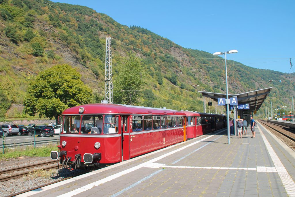 796 785, 998 271, 998 172, 796 784 halten im Bahnhof Cochem auf der Moselstrecke, aufgenommen am 27.08.2016.