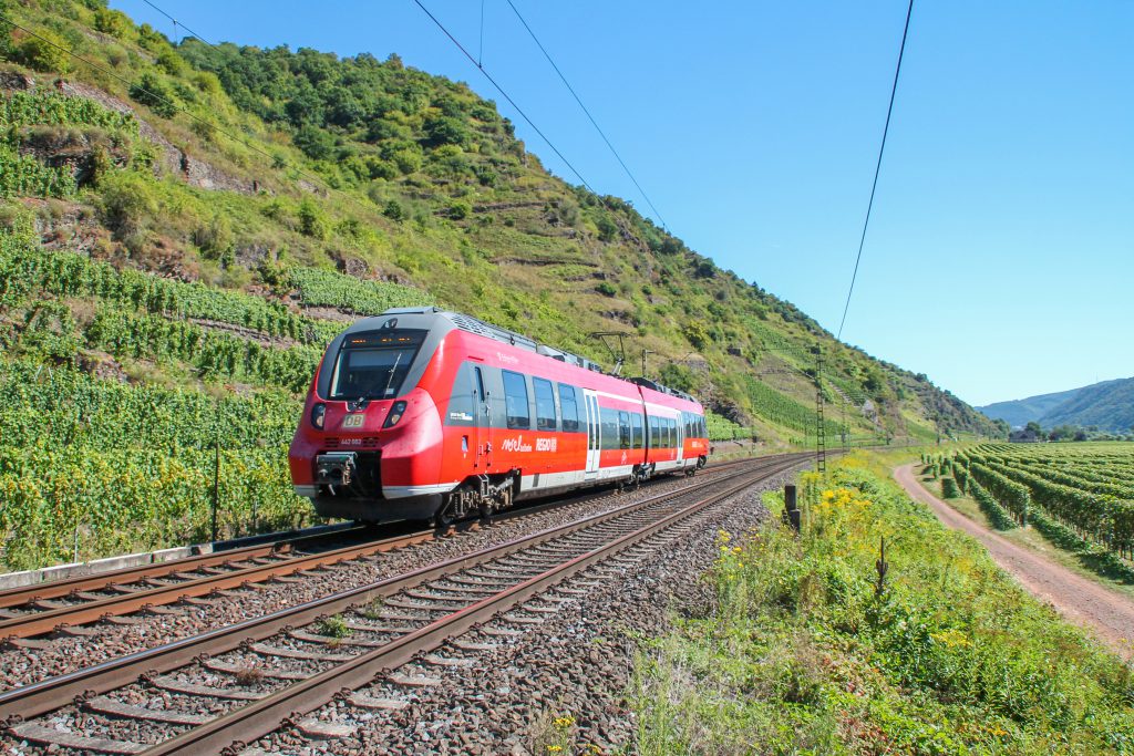 442 002 bei Klotten auf der Moselstrecke, aufgenommen am 24.08.2016.