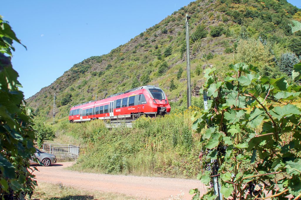 442 005 bei Klotten auf der Moselstrecke, aufgenommen am 24.08.2016.