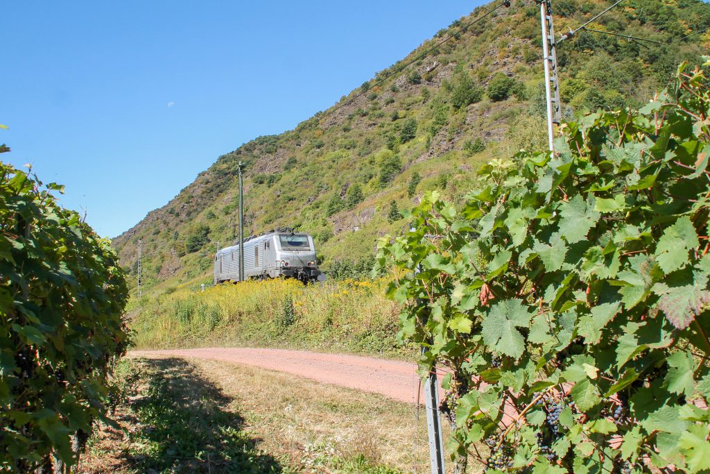 AKIEM 37028 bei Klotten auf der Moselstrecke, aufgenommen am 24.08.2016.