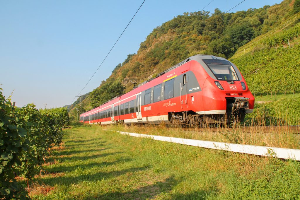 442 202 der DB bei Lehmen auf der Moselstrecke, aufgenommen am 27.08.2016.