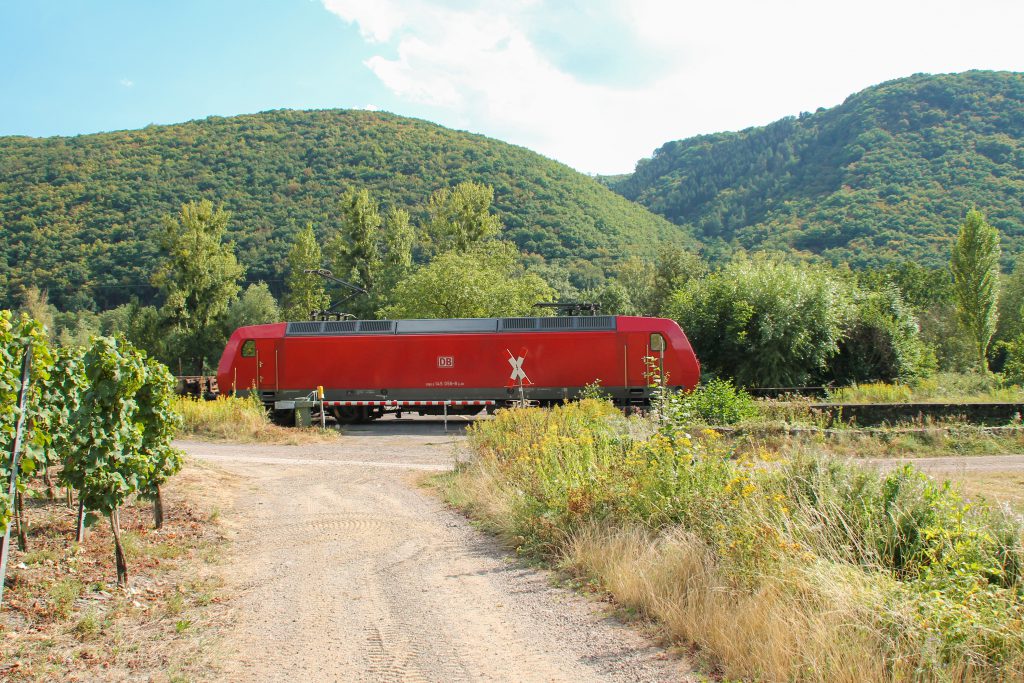 145 056 bei Pommern auf der Moselstrecke, aufgenommen am 27.08.2016.