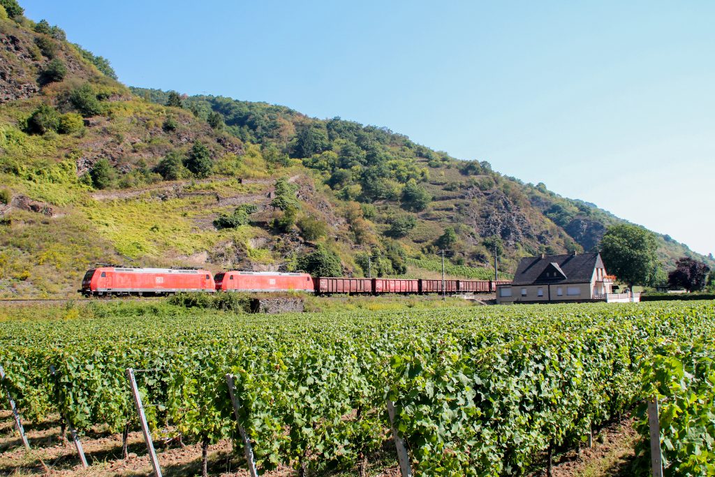 185 038 und 185 027 mit einem Güterzug bei Pommern auf der Moselstrecke, aufgenommen am 27.08.2016.