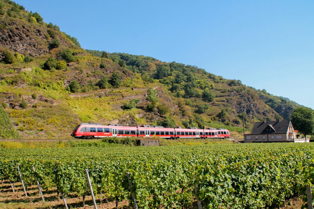 Ein TALENT 2 der DB bei Pommern auf der Moselstrecke, aufgenommen am 27.08.2016.