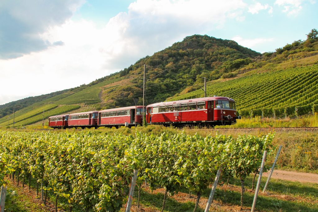 796 784, 998 172, 998 271, 796 785 in den Weinbergen bei Pommern auf der Moselstrecke, aufgenommen am 27.08.2016.