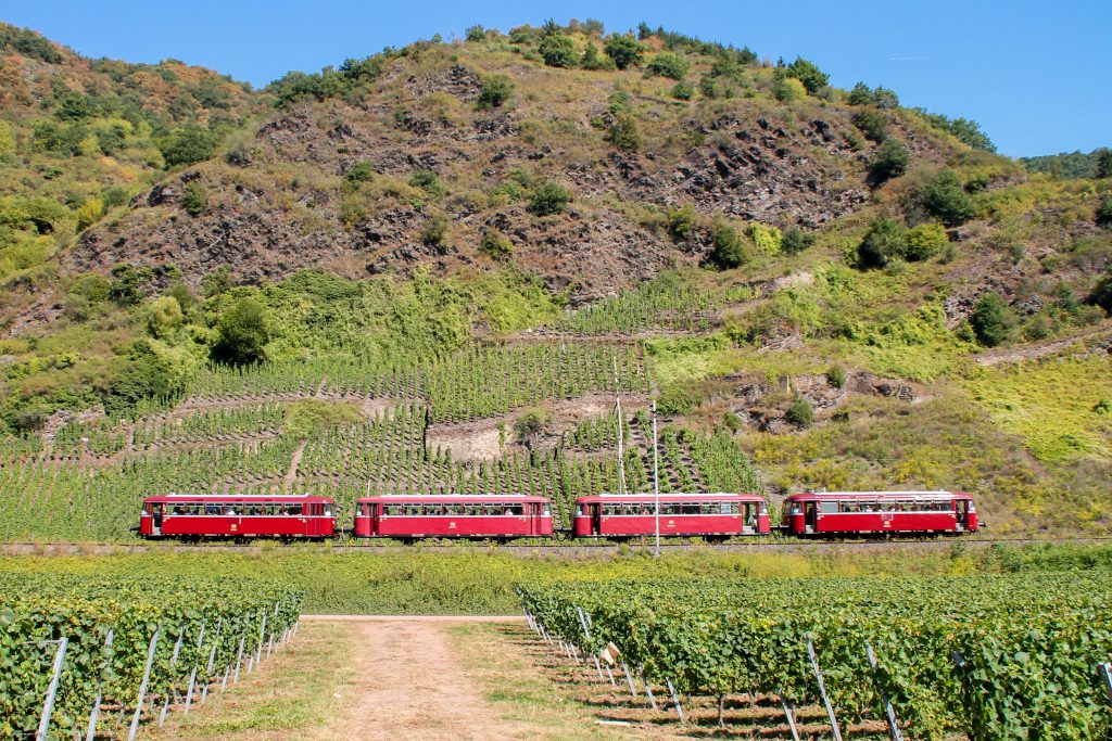 796 785, 998 271, 998 172, 796 784 in den Weinbergen bei Pommern auf der Moselstrecke, aufgenommen am 27.08.2016.