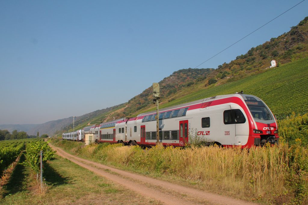 Ein KISS der CFL und ein FLIRT der DB bei Pommern auf der Moselstrecke, aufgenommen am 27.08.2016.